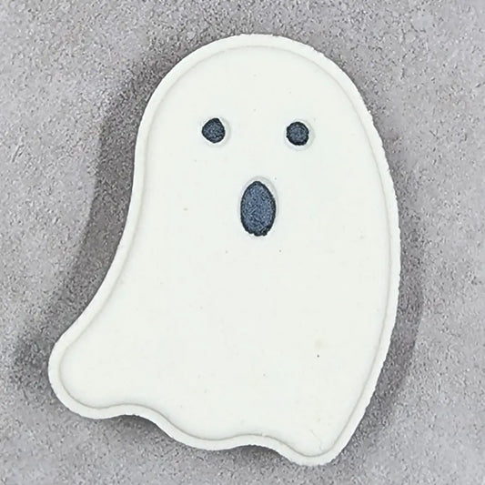Ghost bath bomb with color inside